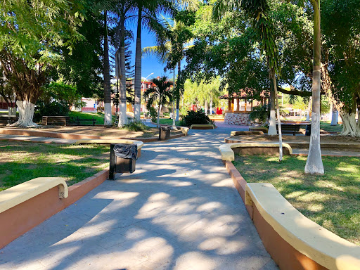 Public Plaza La Cruz de Huanacaxtle. Nay. - Thumbnail