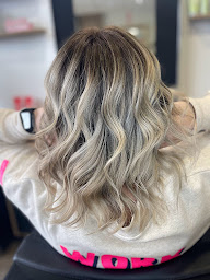 Photo n°25 de HairLook à Léguevin (Salon de coiffure)