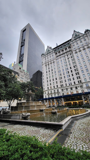 5th Ave & W 58th St
