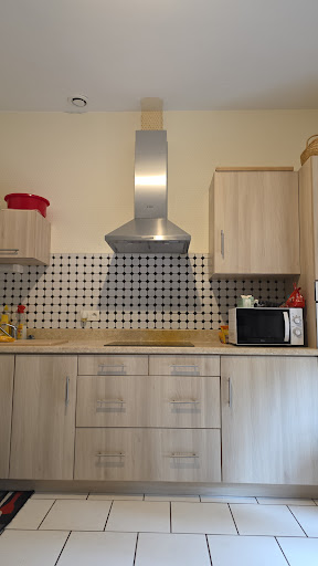 Pour un gîte, Airbnb ou hébergement touristique
Comme à la maison : une cuisine entièrement équipée pour votre séjour 🍳
Profitez d'un espace cuisine moderne, propre et parfaitement équipé durant votre séjour parmi nous !
Plaque de cuisson & hotte moderne
Four micro-ondes à disposition
Tout le nécessaire pour préparer de bons petits plats en toute autonomie
📍 Envie de poser vos valises chez nous ?