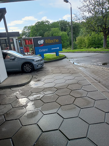 ELF-Tankstelle - Visual