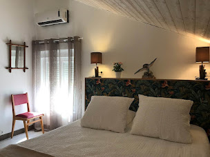 Photo n°5 de Le Mas Mellou : Chambres d'hôtes et Gîtes avec piscine, proche Châteauneuf du Pape et Avignon, Vaucluse à Orange (Piscine)