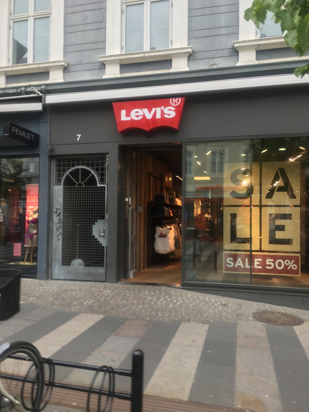 Levi's, Aarhus — Ryesgade, telefon 86 76 01, åbningstider