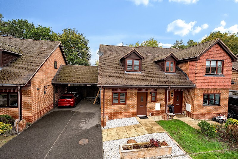 EweMove Estate & Lettings Agents in Tadley photo 2