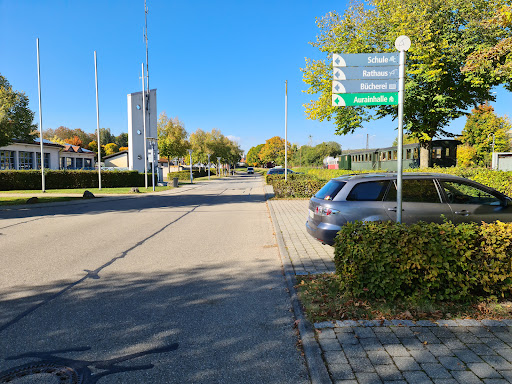 Parken am Rathaus, Schule, Feuerwehr, Polizei.