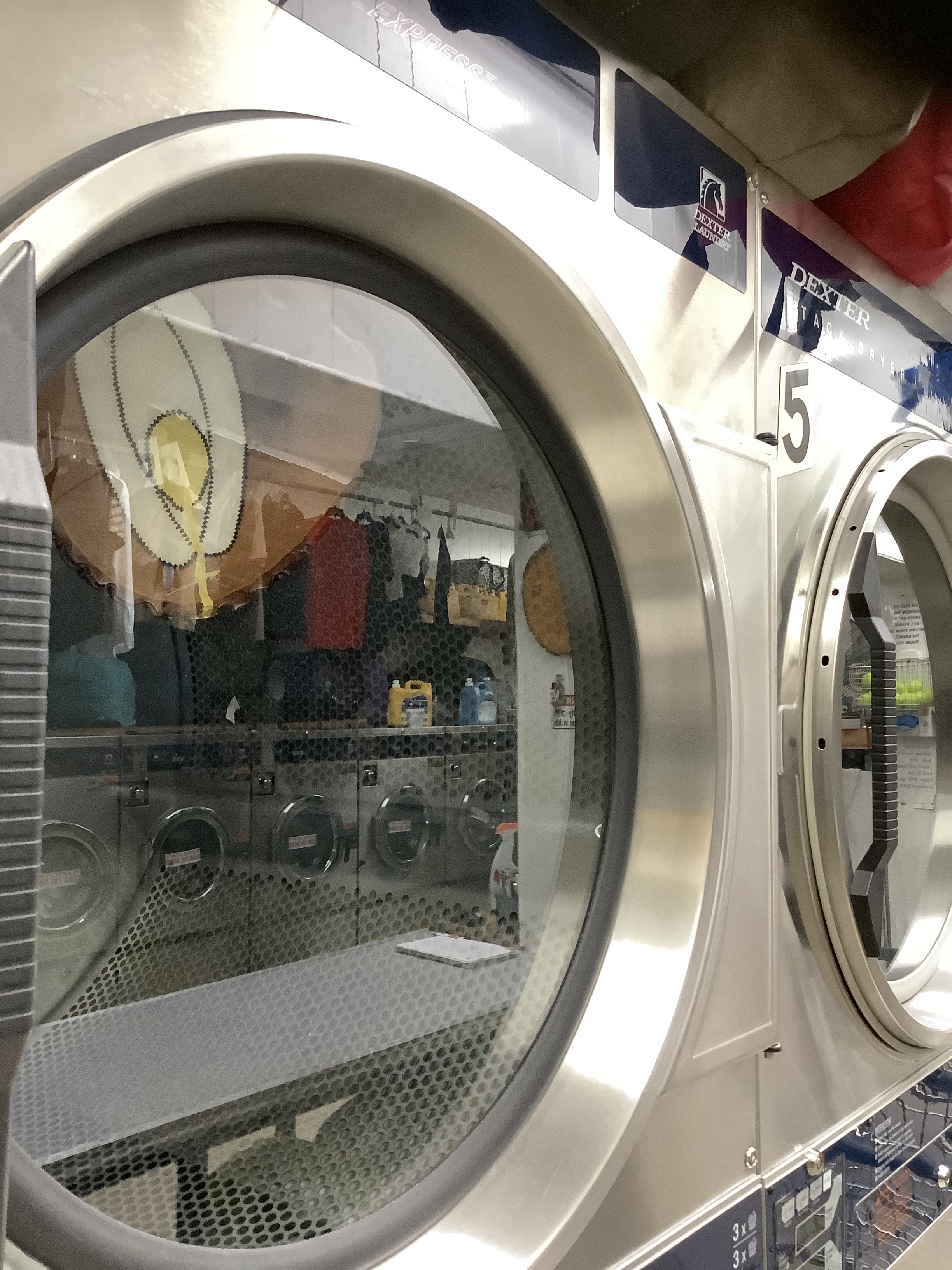 Si Laundromat storefront and entrance in Brooklyn