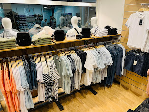 Photo n°3 de LE CONCEPT à Uzès (Magasin de vêtements pour femmes)