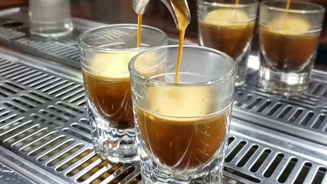 Cafe Bench | Crêpe Flushing by null