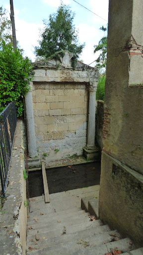 Fontaine du XIIIe siècle