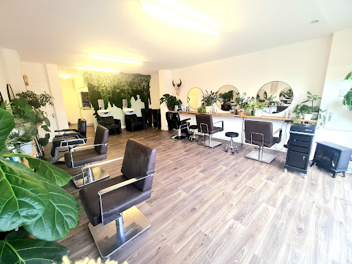 Lee Bracek Hairdressing Logo