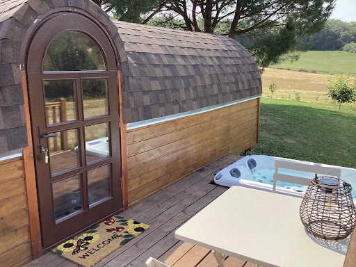 Photo de Les Petits Chais - 2 Gites Vignifiants - gîte insolite tonneau -Spa Jacuzzi piscine à Castelnau-de-Montmiral (81140)