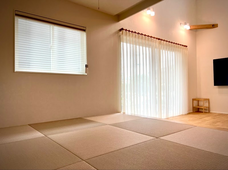 アキヤマインテリアデコレーション（株）