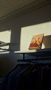 The Middle Vintage Shop by null