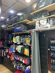 Photo n°16 de FOOTMAX VOLTAIRE à Paris (Magasin d'articles de football)