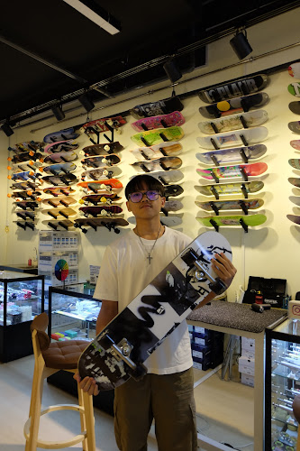 Opinii despre Skatebruh skate shop @ City Gate în Singapore - Shop