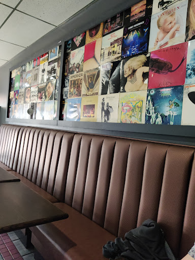 Mainliner Pub - Visual
