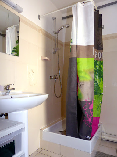 Photo de L'Amandeline : Location saisonnière de 11 appartements de vacances meublés à Allègre située en face de la station thermale Les Fumades les Bains, proche du Casino GARD à Allègre-les-Fumades (30500)