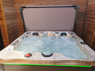 Photo n°3 de Bluelagoonspas France - Planète Spas et Piscines à Tourville-la-Rivière (Magasin de matériel pour piscines)