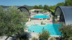 Photo n°32 de Camping Yelloh! Village Domaine de l'Esquiras à Vallon-Pont-d'Arc (Piscine)