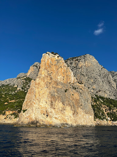Fuorirotta Charter Santa Maria Navarrese - ESCURSIONI in BARCA con PRANZO A BORDO nel Golfo di Orosei, Cala Mariolu Sardegna - Thumbnail