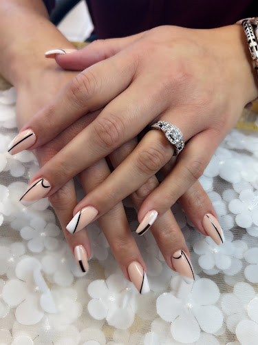 N And T Nails interior view