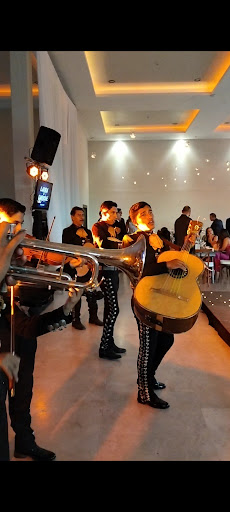 Mariachi cielo rojo