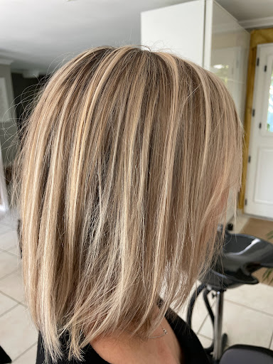 Julie a. (coiffeuse à domicile) - Thumbnail