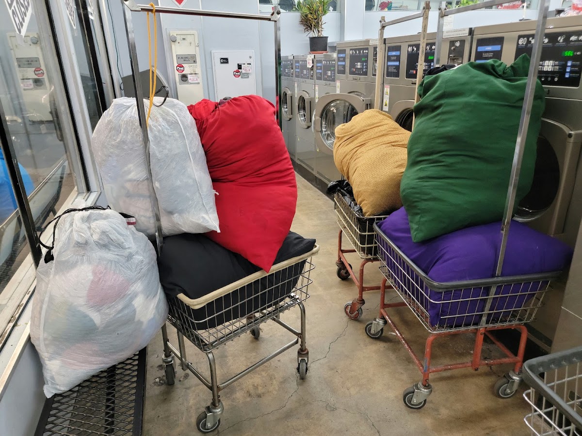 Wash and Fold Laundromat facility with washing machines in Los Angeles