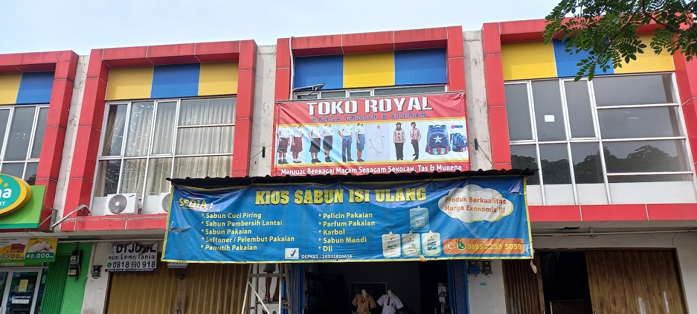 Toko Royal menjual seragam sekolah dengan berbagai model