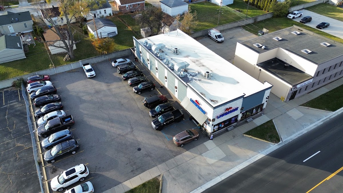 Skylar Laundromat (Madison Heights) storefront and entrance in Warren