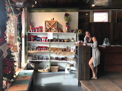 WannaBee Pono Honey Emporium 79-7407 Hawaiʻi Belt Rd, Kealakekua, HI 96750, United States
