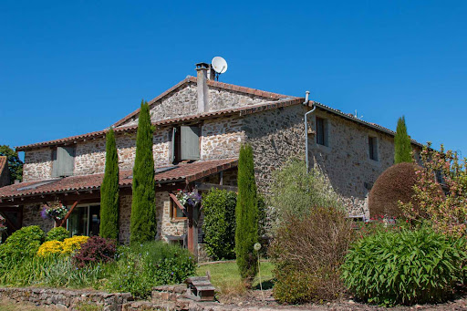 Photo de Gîte et Chambre d'hôte à la ferme avec piscine/spa, Location insolite avec spa/sauna, proche Limoges, Limousin, Haute-Vienne à Châteauponsac (87290)