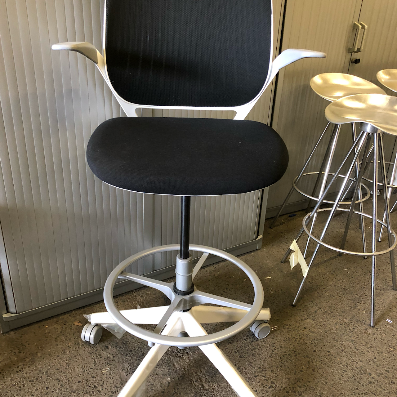 Meuboccaz Magasin De Mobilier De Bureau D Occasion A Gennevilliers