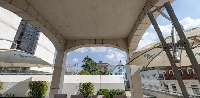 Hodžovo námestie 2, 816 25 Bratislava