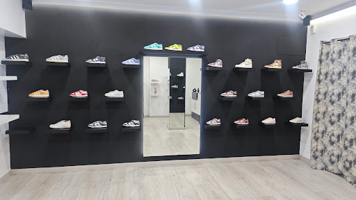 LIFESNEAKERS