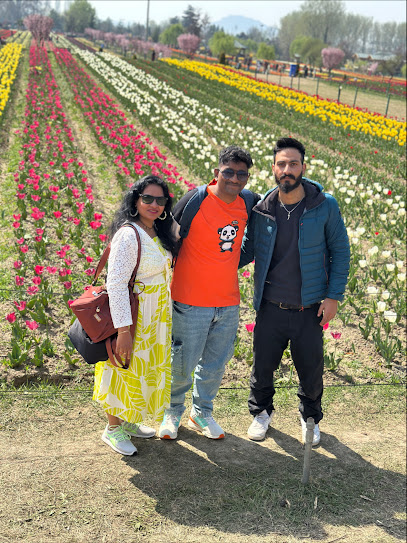 KASHMIR CABS SERVICE BY GOLDEN WHEELS