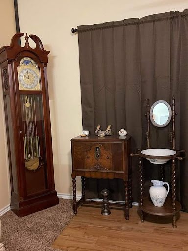 JRay's Unique Antiques - Visual
