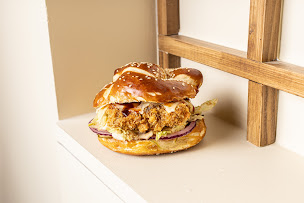 Photo n°33 de MOSUGO FRIED CHICKEN PAR MORY SACKO - Paris 2 à Paris (Poulet frit à emporter)