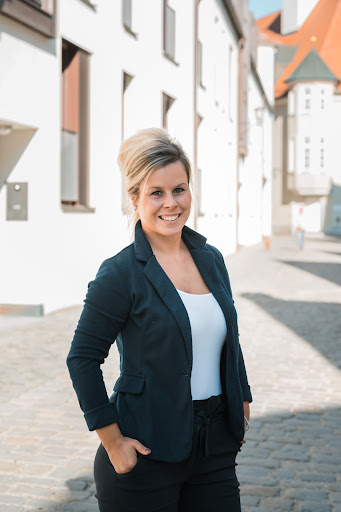 Sabrina Schmid-Tossmann - Deine Immobilienmaklerin - Thumbnail