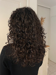 Photo n°5 de Amélie Lépilliet Coiffeur / Formateur cheveux bouclés et frisés à Le Perray-en-Yvelines (Salon de coiffure)