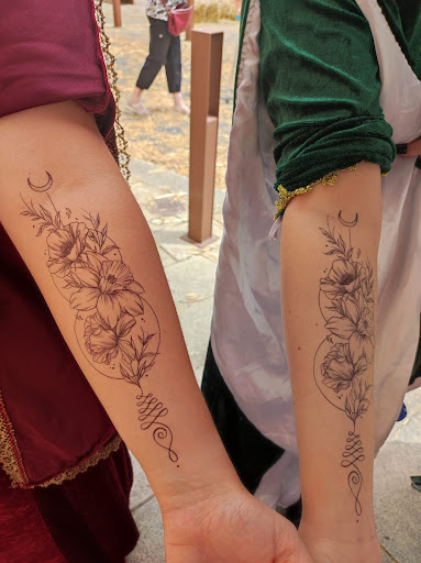 Une animation de mariage originale à Vichy : le bar à tatouages éphémères par Les Folies Douces 03

Envie...