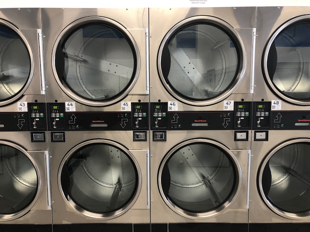 Laundromax storefront and entrance in Kenosha