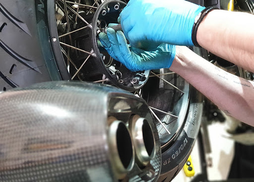 Looking for motorbike servicing near me? Jugnu Automobile Bike Service Center in Noida provides e…