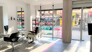 Photo n°22 de OWA Colors - coiffeur Saint Laurent du Var à Saint-Laurent-du-Var (Salon de coiffure)