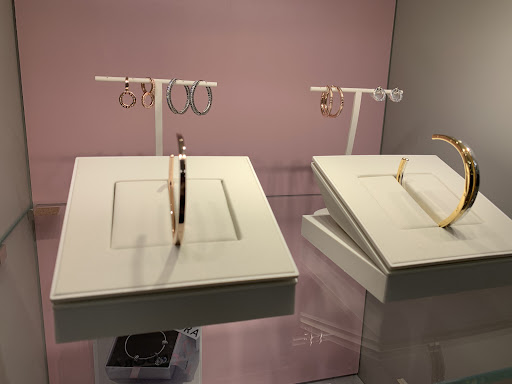 Pandora @ Hannoush Leominster Gallery - United States