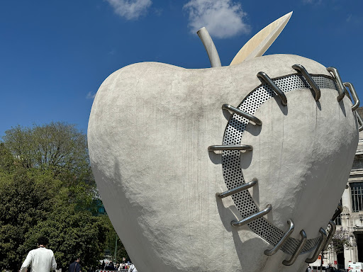 Apple monument - Visual
