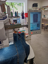 Photo n°8 de AVONS Macon, machine à coudre, surjeteuse, machine à broder à Mâcon (Magasin de machines à coudre)