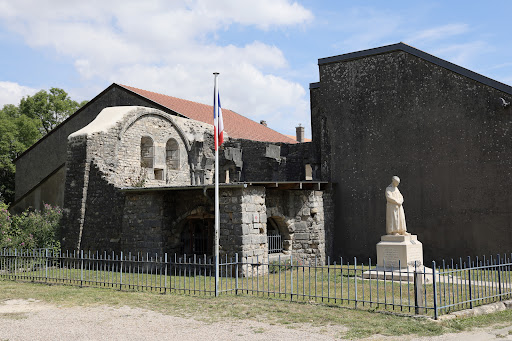 La maison des voûtes et le monument aux morts - Thumbnail