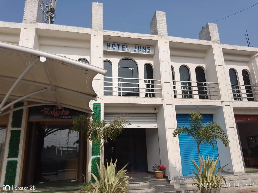 Hotel June, Gari Plaza