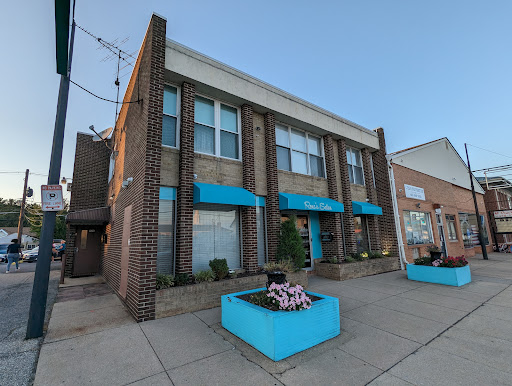 Rena's Salon On The Boulevard